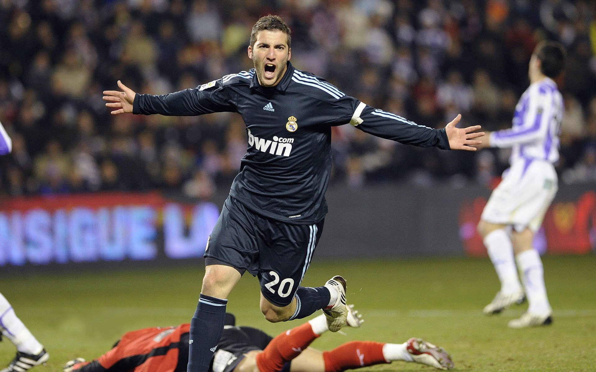 国际赛战术手册公开,促进跨国教练学术交流,国际战术手势